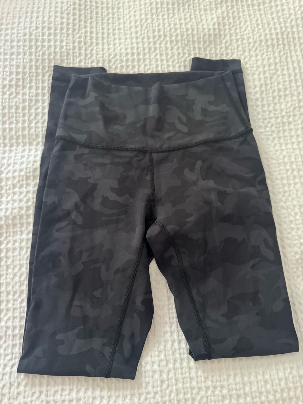 Lululemon Womenās Black Camo Leggings